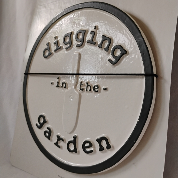 Outdoors Garden Decor Grey & White "Digging in the Garden" Round Aluminum Sign - Picture 3 of 11